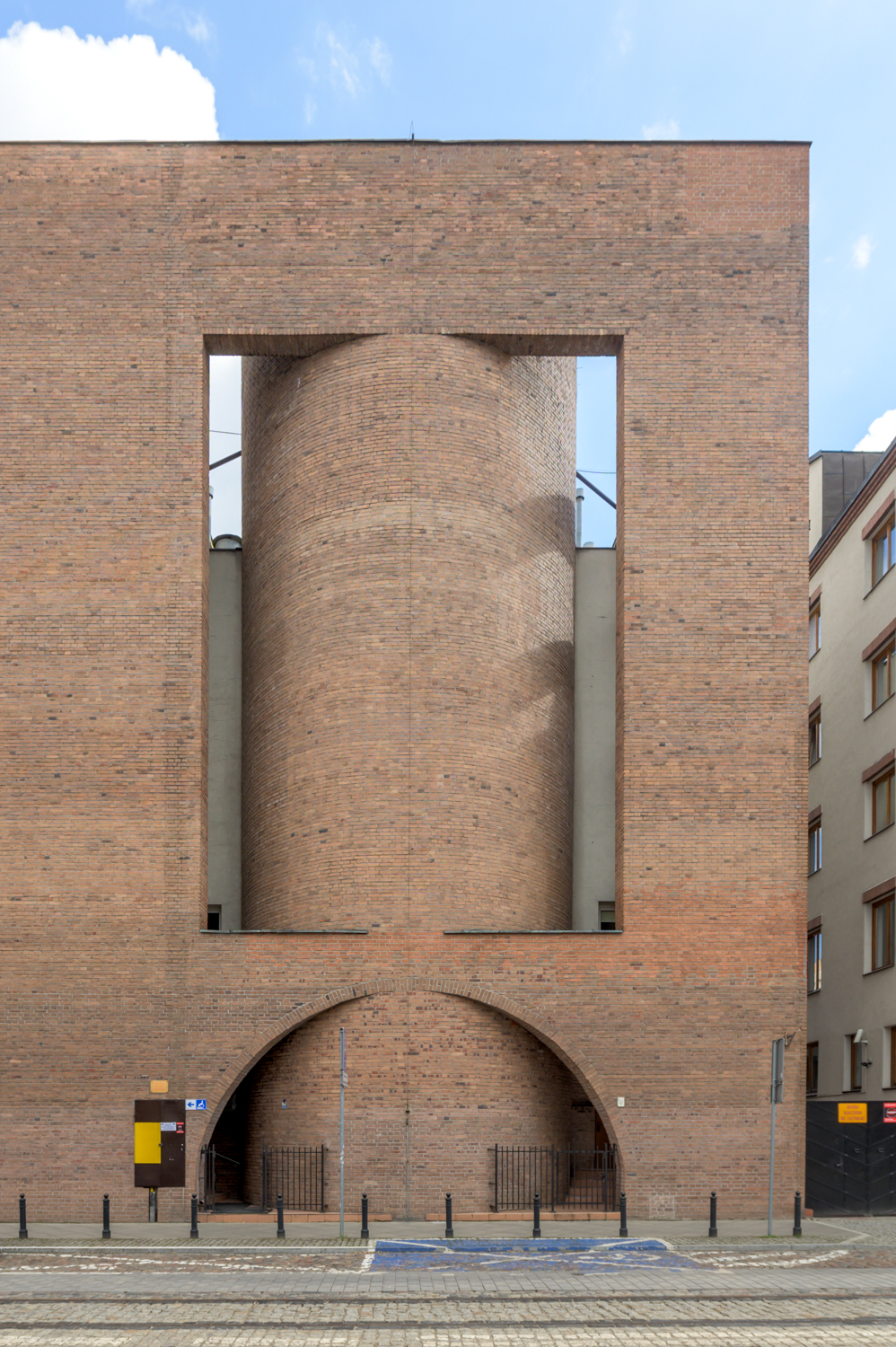Zdjęcie architektury budynku Dom Pomocy Społecznej im. św. Brata Alberta